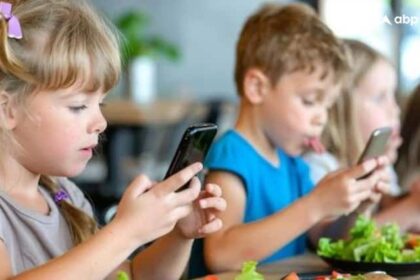 child health tips disadvantages of watching mobile tv while eating for kids टीवी या फोन दिखाकर बच्चे को खाना खिलाते हैं आप? जान लीजिए ये कितना खतरनाक