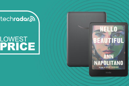 Kindle Colorsoft on a green background