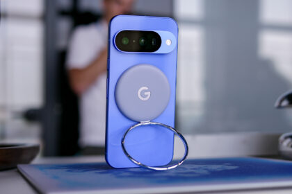Google Pixelsnap ring stand accessory demo with phone attached