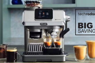 De'Longhi La Specialista Touch coffee machine on a counter, surrounded by full coffee-based drinks.