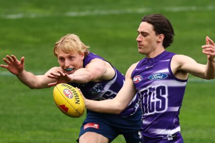 GEELONG, AUSTRALIA - SEPTEMBER 01: Gryan Miers of the Cats kicks for goal during a Geelong Cats AFL training session at GMHBA Stadium on September 01, 2025 in Geelong, Australia. (Photo by Daniel Pockett/Getty Images)