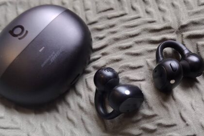 The Baseus Inspire XC1 above a green blanket.