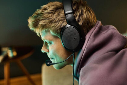 The Sennheiser HD 500 BAM microphone being worn by a man with a Sennheiser pair of headphones