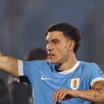 MONTEVIDEO, URUGUAY - JUNE 10: Manuel Ugarte and José María Giménez of Uruguay celebrate the victory after the FIFA World Cup 2026 South American Qualifier match between Uruguay and Venezuela at Estadio Centenario on June 10, 2025 in Montevideo, Uruguay. (Photo by Ernesto Ryan/Getty Images)